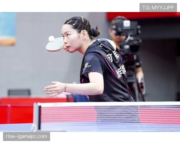 何卓佳训练完啃鸡腿那一下,真把自律和放纵焊一块儿了 何卓佳训练完啃鸡腿那一下,真把自律和放纵焊一块儿了